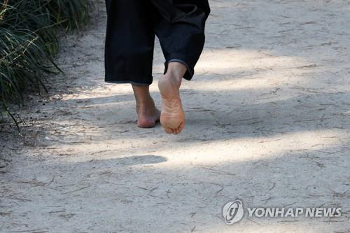 맨발걷기<사진: 연합뉴스>